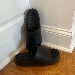 EUC!! Men’s Size 8 NIKE Black Calm Slide